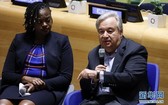  9月21日，在紐約聯合國總部，聯合國秘書長古特雷斯(右)在聯合國“青年氣候峰會”上講話。（圖源：新華社）