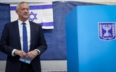 9月17日，在以色列羅什艾因，以色列藍白黨領袖本尼·甘茨在投票站投票。（圖源：新華社）