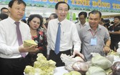 市人委會副主席黎清廉參觀各省市供應本市的農產品。（圖源：翠海）
