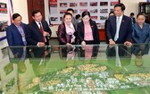 國會主席阮氏金銀（左三）參觀萬象省基礎設施發展模式。（圖源：越通社）