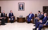 9月23日，在敘利亞首都大馬士革，聯合國秘書長敘利亞問題特使吉爾·彼得森（左三）與敘副總理兼外長穆阿利姆（右五）會談。 （圖源：新華社/路透）