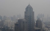 泰國考慮遷都：曼谷空氣污染問題嚴重，是巴育考慮遷都的原因之一。圖為9月30日，曼谷受霧霾籠罩的情形。（圖源：VCG）