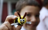 2019年6月2日，一名兒童在美國洛杉磯舉行的“我們愛蜜蜂”活動上展示蜜蜂玩具。（圖源：新華社）
