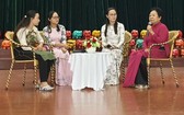 華人李金梅在慶祝30週年成立阮氏明開獎助學金的儀式上重溫 成立及發展過程。