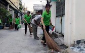 關雪雲與婦女們一起打掃街區。