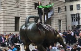 一名抗議者站上了牛背。（圖源：互聯網）