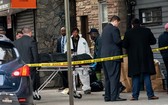 圖為10月12日，一具屍體從布魯克林區槍擊案現場抬出。 （圖源：AP）