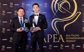 亞洲銀行(ACB)榮獲兩個獎項：銀行董事長陳雄輝（右）獲得“傑出企業家”獎、ACB銀行獲“傑出企業”獎。（圖源：ACB）