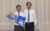 新任市農業與農村發展廳副廳長阮春黃（左）與市人委會常務副主席黎清廉合影。（圖源：勞動者報）