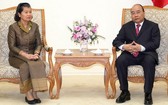 政府總理阮春福（右）接見柬埔寨王國副首相兼議會聯絡與監察部大臣梅森安女士。（圖源：德俊）