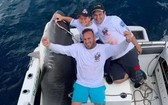 澳洲一名8歲男童近日成功捕捉一條重314公斤的虎鯊。（圖源：互聯網）
