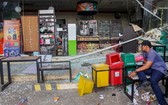 有小店被震毀，滿地玻璃碎。（圖源：互聯網）