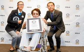 日本99歲高齡奶奶（中）近日獲吉尼斯世界紀錄認證為“最高齡的美容顧問”。（圖源：互聯網）