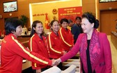 國會主席阮氏金銀與國家女足隊親切握手。（圖源：互聯網）