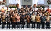印尼總統佐科（前左六）與新內閣全體成員在總統府獨立宮合影留念。（圖源：互聯網）