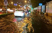 本市平盛郡因潮汛高漲多條街道嚴重受淹。（圖源：VOH）