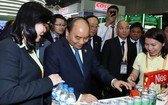 阮春福總理參觀第一屆進博會“越南專題館”。