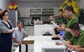 執法警員向嫌犯范氏雪絨（前左）宣讀逮捕令。（圖源：CTV）
