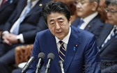 日本首相安倍晉三在眾院委員會就兩名閣僚辭職道歉。（圖源：共同社）