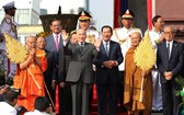 11月9日，在柬埔寨首都金邊，柬埔寨國王西哈莫尼（中左）和首相洪森（中右）出席獨立66週年慶祝活動。（圖源：新華社）