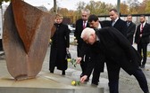 德國外長斯泰因邁爾（前）與多國領袖獻花。（圖源：AFP）