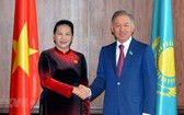 國會主席阮氏金銀（左）在IPU-140大會間隙與哈薩克斯坦共和國眾議院議長努爾蘭‧尼格馬圖林會晤。（圖源：越通社）
