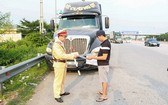 一輛重型貨車司機被高速交警攔下接受檢查證件。（圖源：K.C）