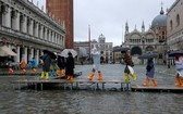 洪水淹沒聖馬可廣場，民眾涉水出行。（圖源：路透社）