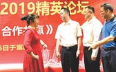 吳駿總領事(左二)與出席論壇的中資企業交流。