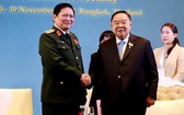 國防部部長吳春歷大將（左）會見泰國副總理巴逸。（圖源：VOV）