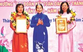 市越南祖國陣線委員會向對祖國陣線工作作出重大貢獻的個人頒發頒發2019年“為民族大團結事業”紀念章。