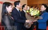 國會主席阮氏金銀送花祝賀國會代表。（圖源：越通社）