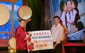 杭慰瑤先生捐助第十一郡啟秀華文中心董事會教育基金1億8000萬元。