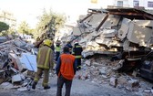 阿爾巴尼亞26日發生數十年來最強地震，規模達6.4級，把許多建築物夷為平地，已造成至少9人死亡，600多人受傷。（圖源：AP）