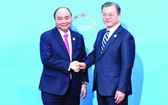 政府總理阮春福（左）與韓國總統文在寅合影。（圖源：越通社）