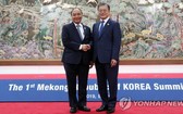 阮春福總理（左）會見韓國總統文在寅。（圖源：韓聯社）