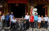 地方領導與諸位理監事向殘疾人士贈送輪椅。