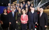 歐洲議會投票通過新一屆歐盟委員會成員名單，馮德萊恩（前有三）將出任歐盟委員會主席，於12月1日就任，成為歐盟首位女性領導人。（圖源：AP）