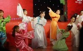 大學生表演中華舞蹈節目。