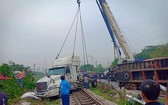重型拖吊車將肇事集裝箱車吊離事故現場。（圖源：田升）