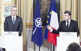 法總統（右）在巴黎與北約秘書長舉行會談。（圖源：AFP）