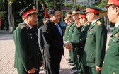 黨中央書記、越南祖國陣線中央委員會主席陳清敏（左二）同第四軍區武裝力量幹部親切握手，互致問候。（圖源：光榮）