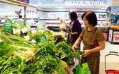 市民在超市選購蔬菜。