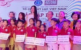 越南小姐陳小薇向學生頒發獎學金。