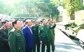 政府總理阮春福（前左二）參觀國防部的陳列。（圖源：光孝）