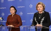 越南國會主席（左）與俄羅斯聯邦委員會主席向媒體發表會談結果。（圖源：越通社）