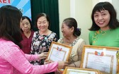 第五郡婦聯會代表向優秀華人婦女頒發獎狀。