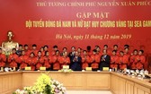 阮春福總理（中）與男子隊合照。（圖源：互聯網）