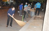 市委副書記武氏蓉與群眾一起清潔街道。
