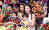 2016年越南小姐杜美玲同小朋友們交流。（圖源：互聯網）